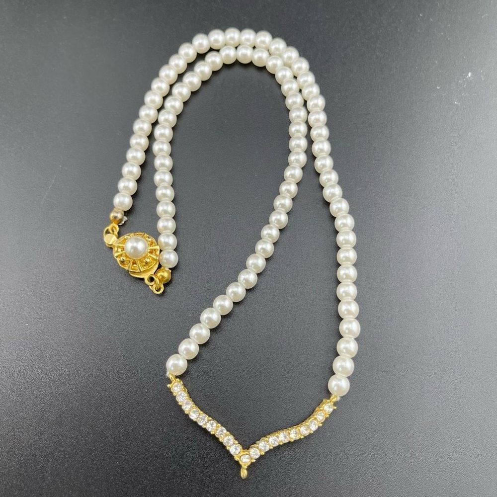 Vintage Faux Pearl and Clear Rhinestone V Shaped Necklace Gold Tone - Picture 5 of 6